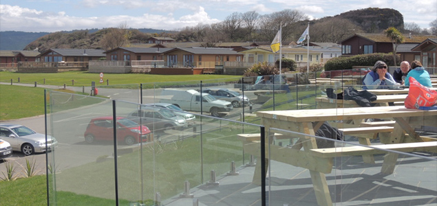 glass balustrade used on commercial premises outdoors
