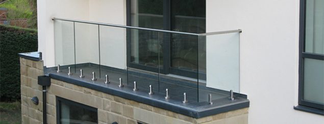 External glass balustrades for a balcony
