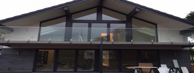 Mini-Post Frameless Balustrade for a Balcony